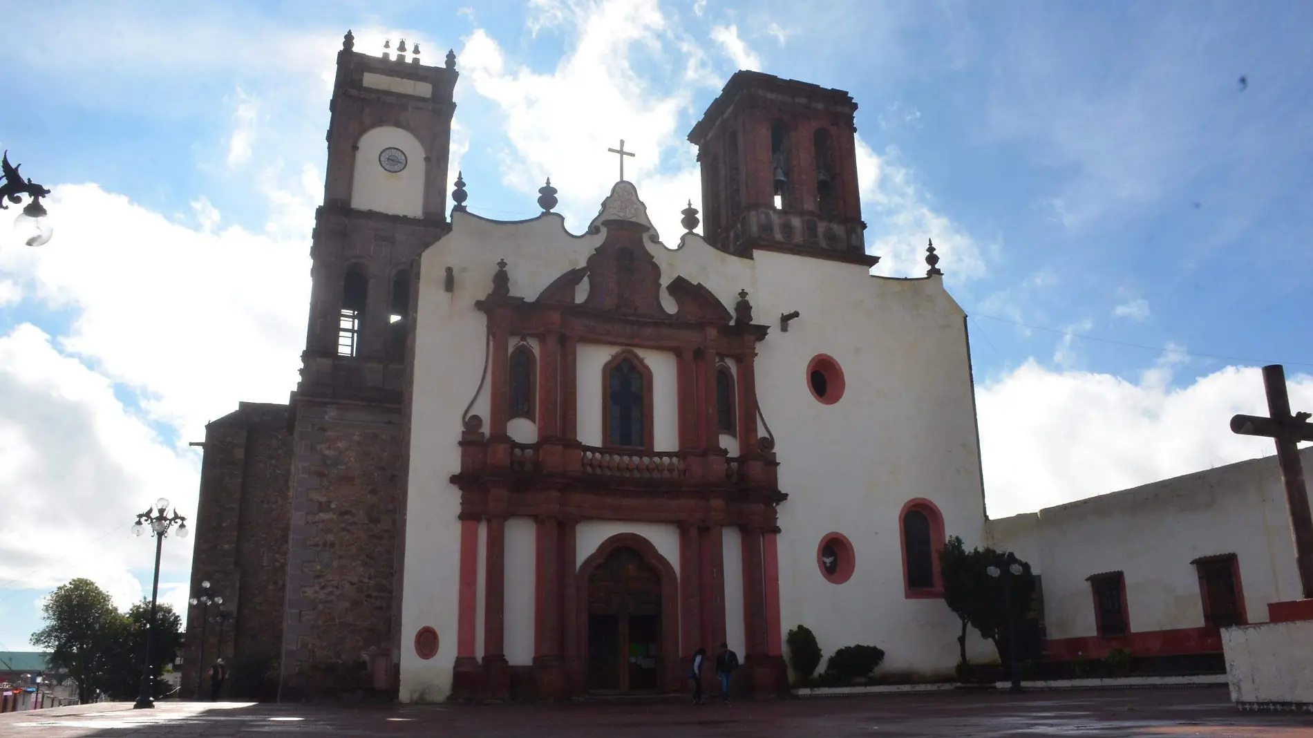 El vocero dijo que desde este fin de semana reabrió la Parroquia de Santa María.  Luis Luévanos.  El Sol de San Juan del Río.